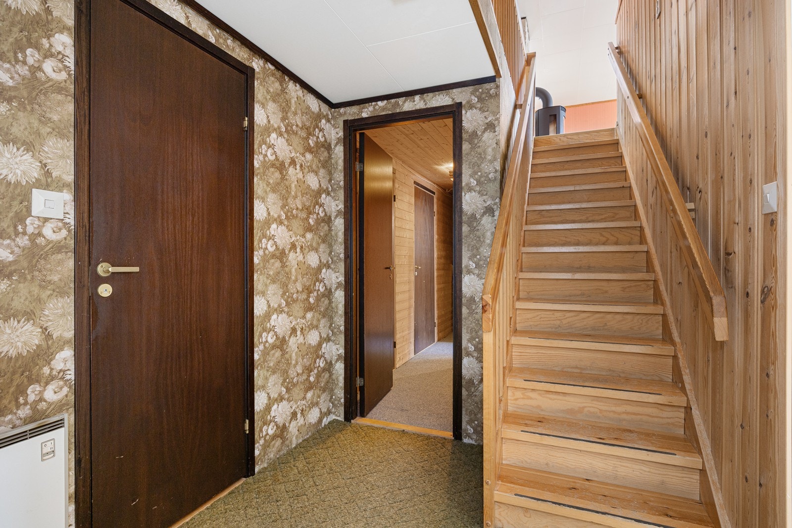 I underetasjen er det entré, stue, soverom, wc-rom, vaskerom og to boder. Galleribilde