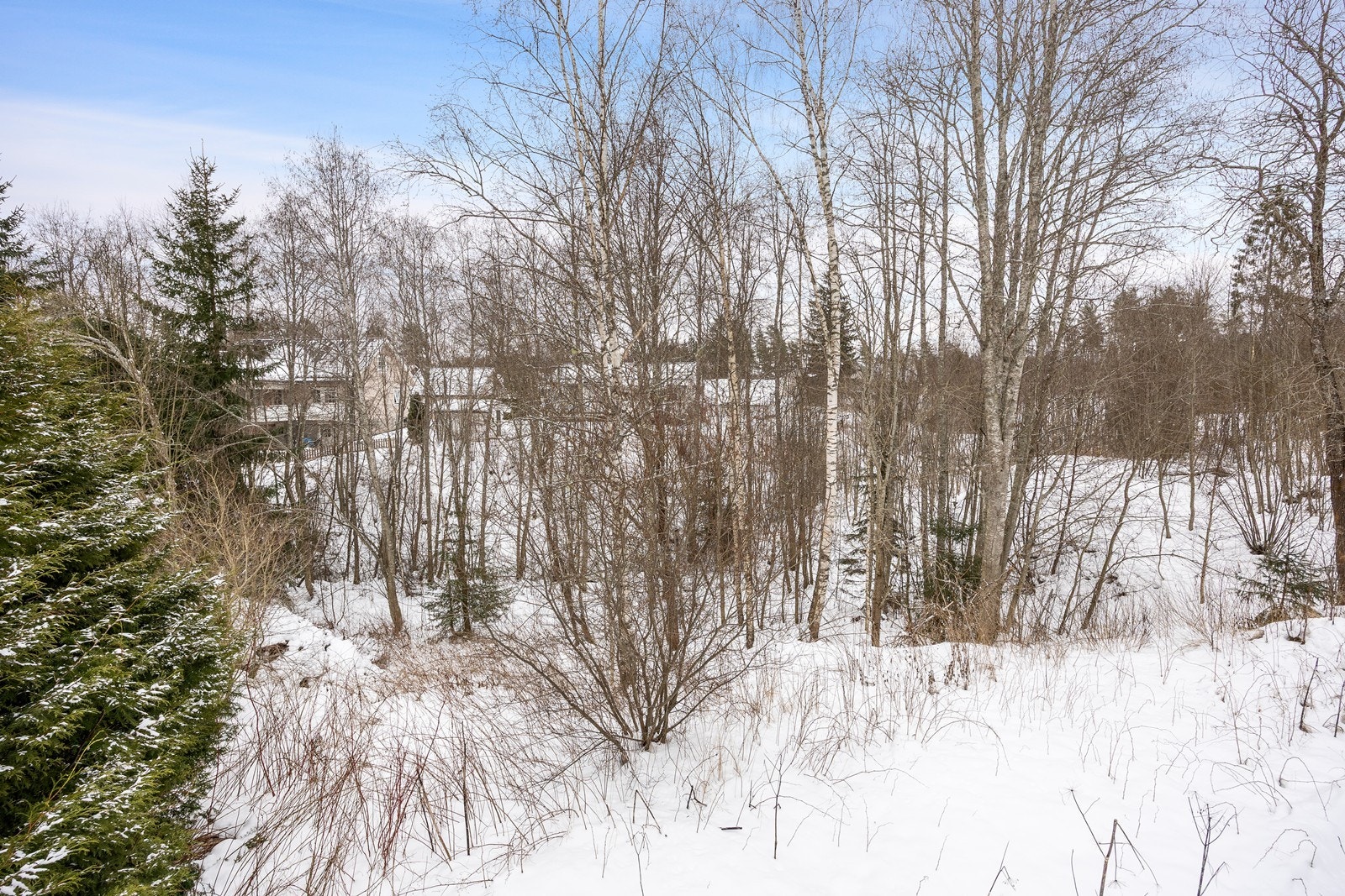 Tomten er på 1061 kvm og opparbeidet med plenareal og prydbusker. Høye trær rundt eiendommen skjermer fint for vær og vind. Galleribilde
