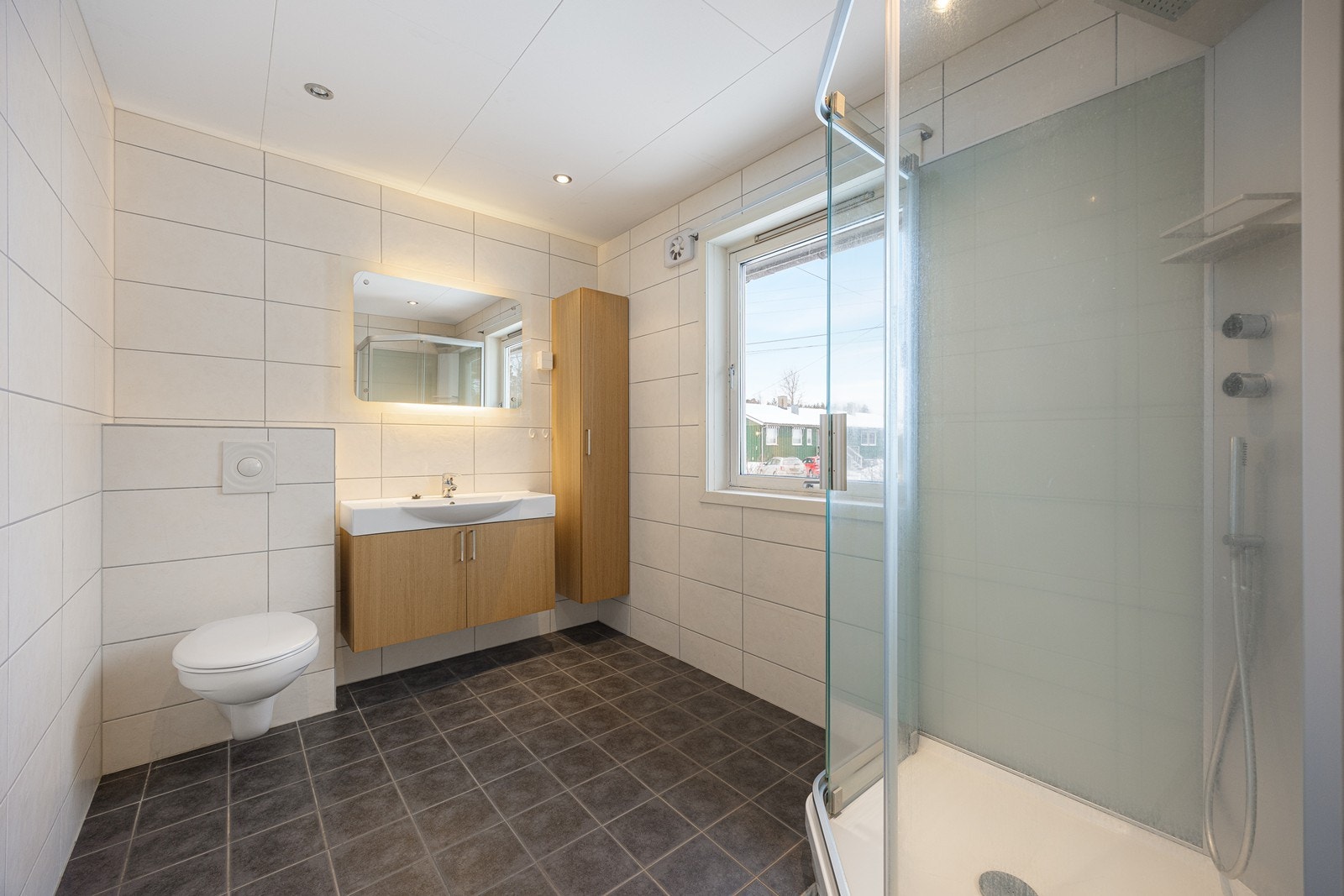 Det helflisede badet ble pusset opp i 2013 og har lun varme i gulvet. Galleribilde