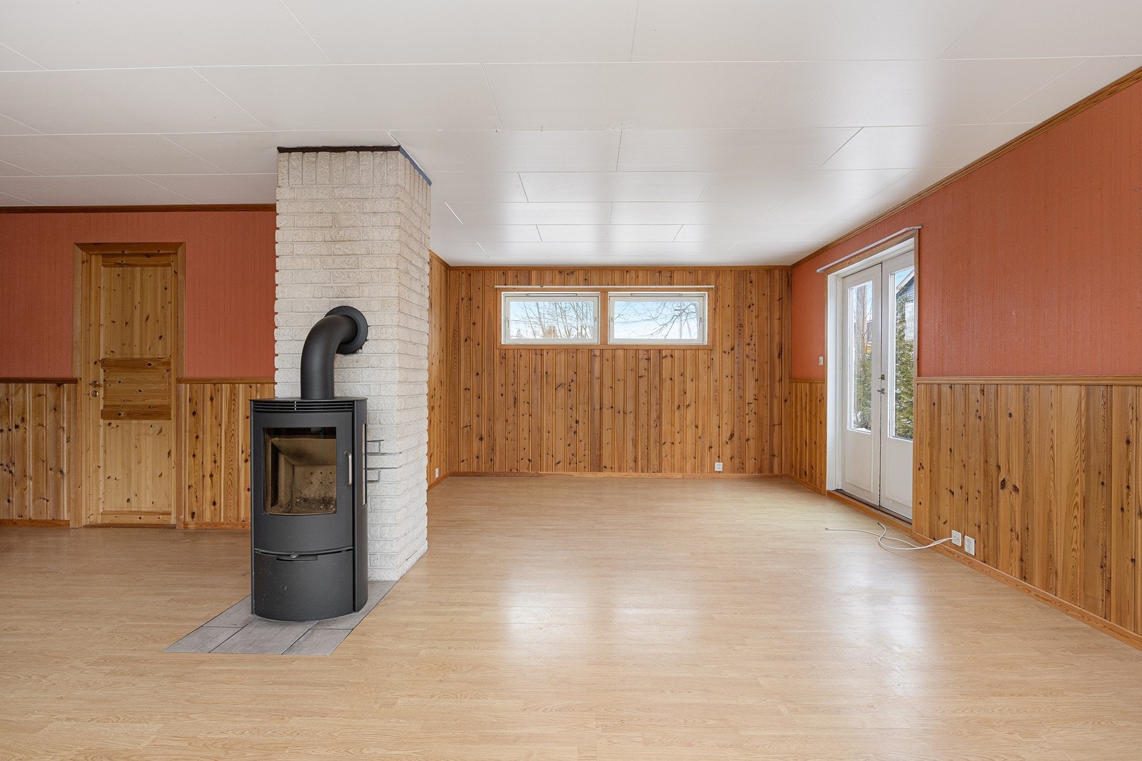 Sentralt i rommet er en moderne, rentbrennende peisovn - denne ble montert i 2019. Galleribilde