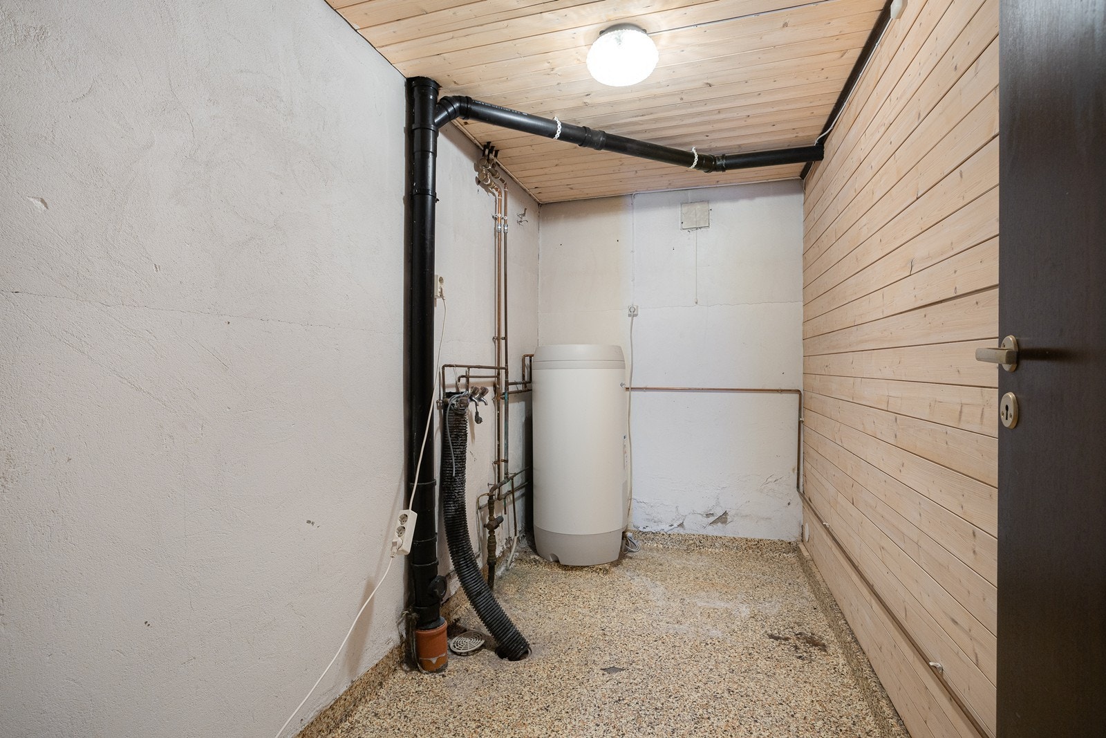 Vegg-i-vegg ligger dette vaskerommet som har epoxy-behandlet gulv og opplegg for vaskemaskin. Galleribilde