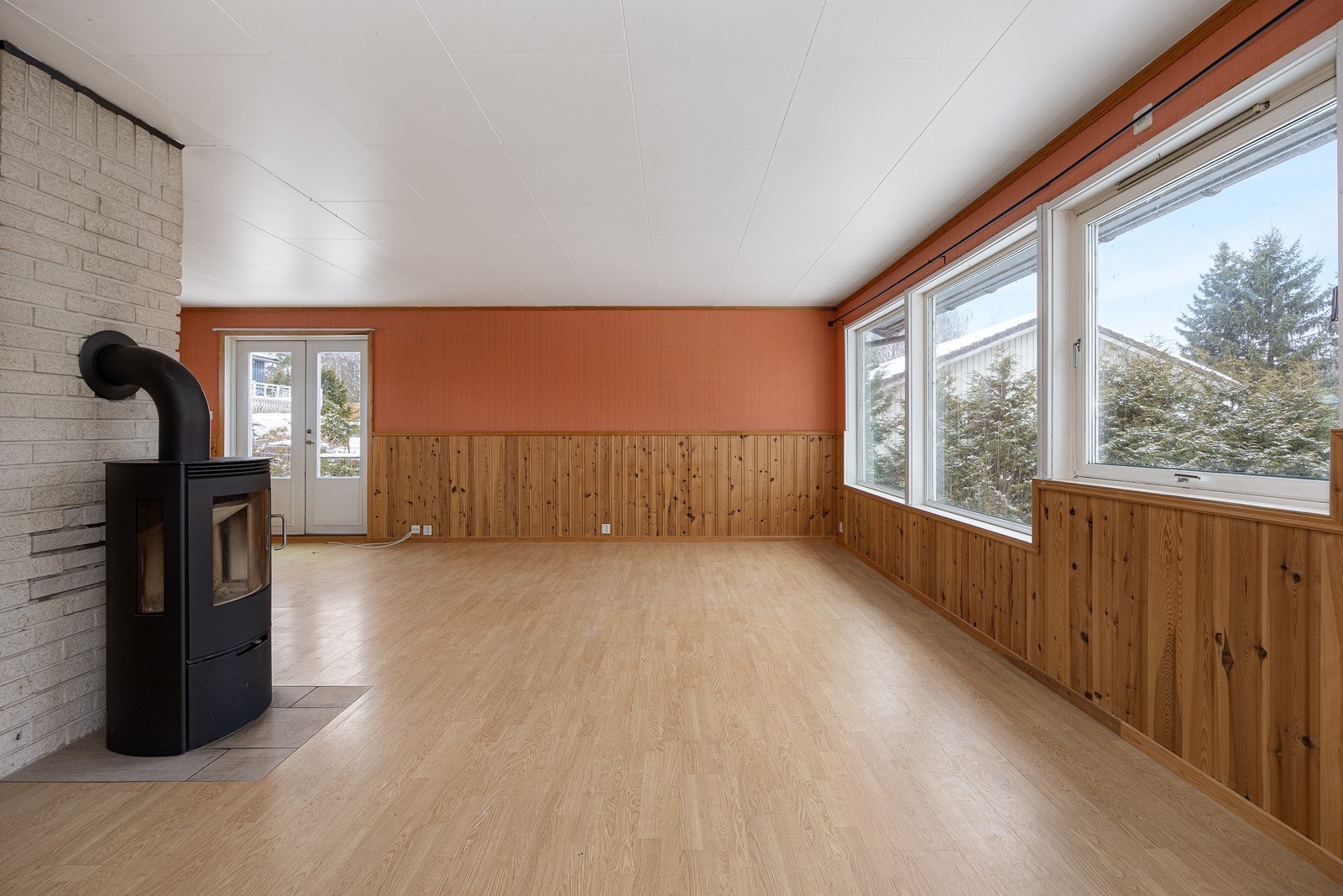 Stuen er vinkelformet og oppleves som luftig og romslig. Galleribilde