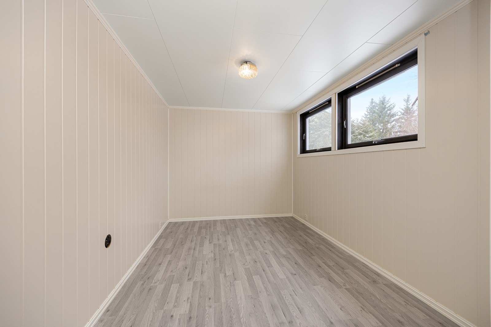 Soverommet i underetasjen er holdt i en lys fargevalør. Galleribilde