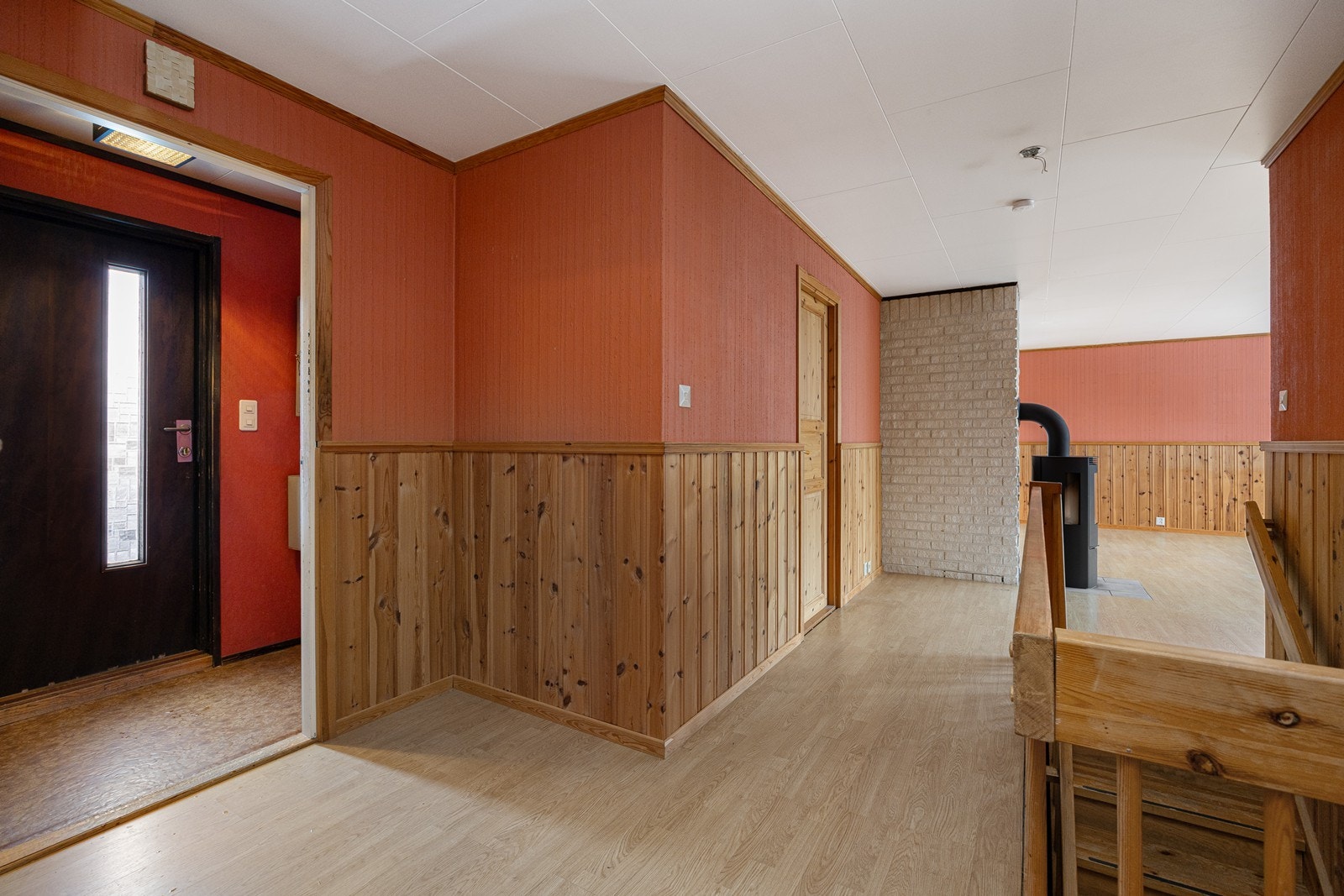 Videre inn er det en stor, åpen gang som leder til stue, kjøkken, bad, soverom og kjeller. Galleribilde