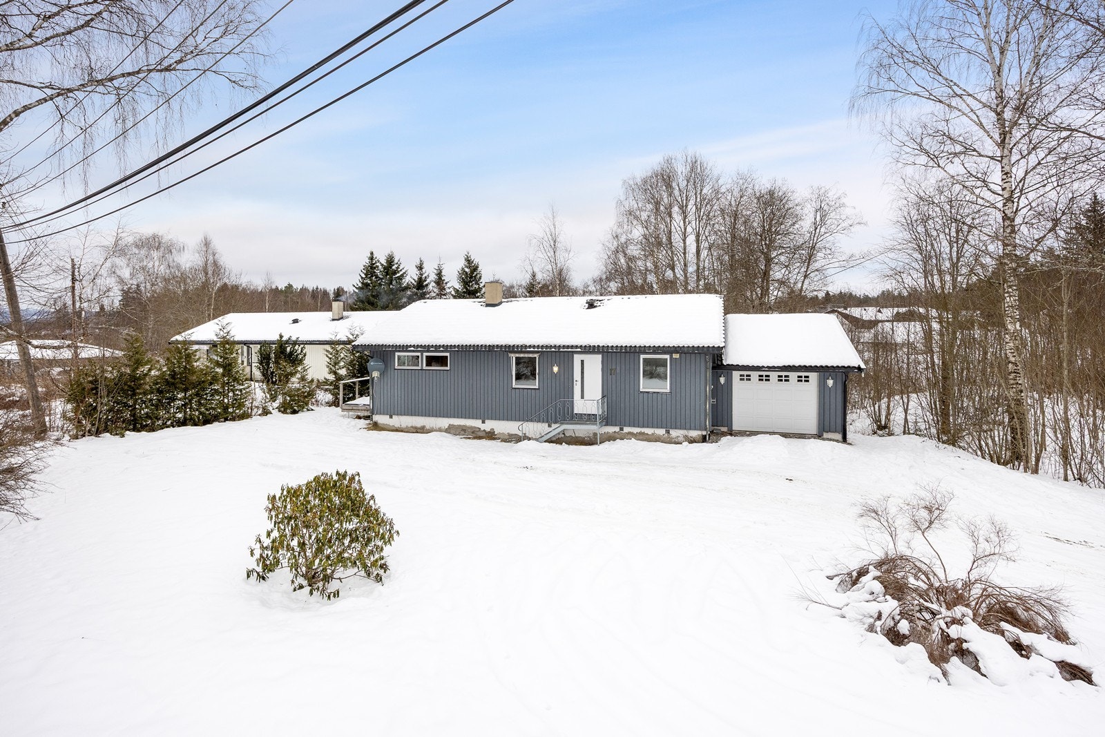 Eiendommen ligger rolig, barnevennlig og usjenert til - med kort vei til barnehage, skole og matbutikk. Galleribilde