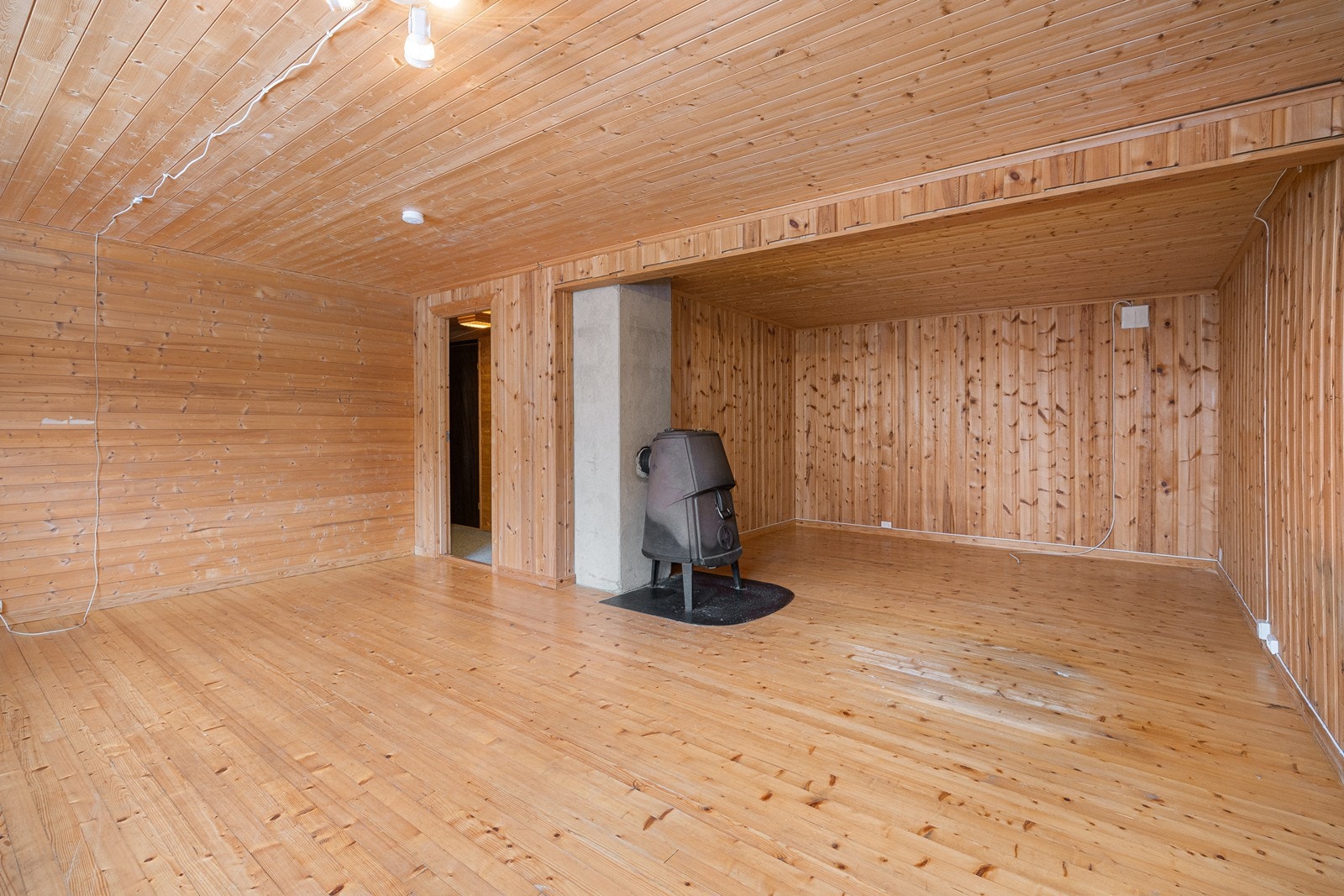 Kjellerstuen er av god størrelse og har vedovn i støpejern for ekstra hygge og varme. Galleribilde