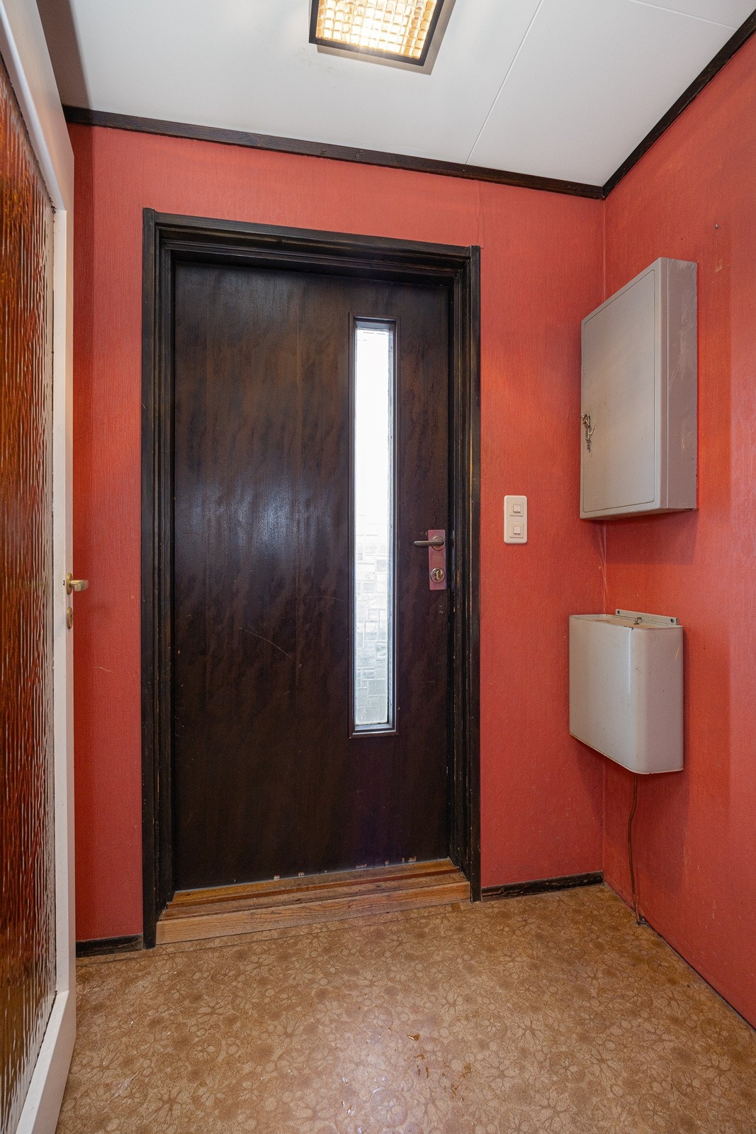 Entréen har plass til knaggrekker og skohyller. Galleribilde