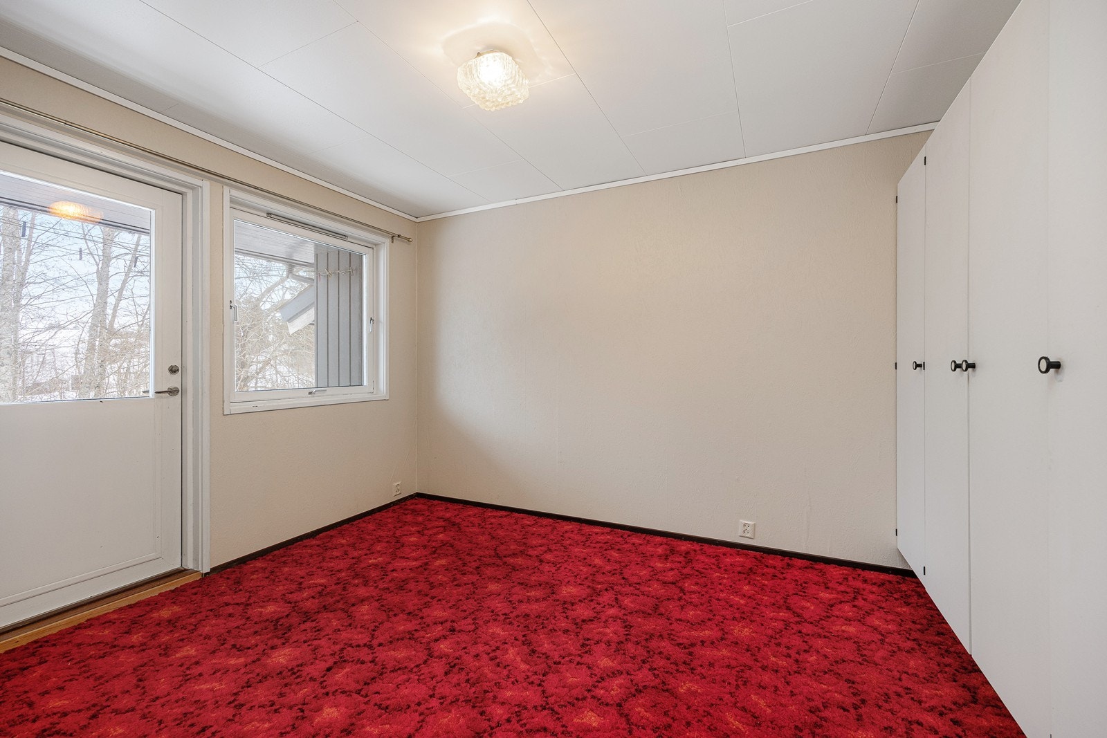 Det er tre soverom i boligen - to av disse ligger i første etasje. Fra ett av soverommene i første etasje er det utgang til en overbygd luftebalkong. Dette rommet har også en romslig garderobeløsning. Galleribilde