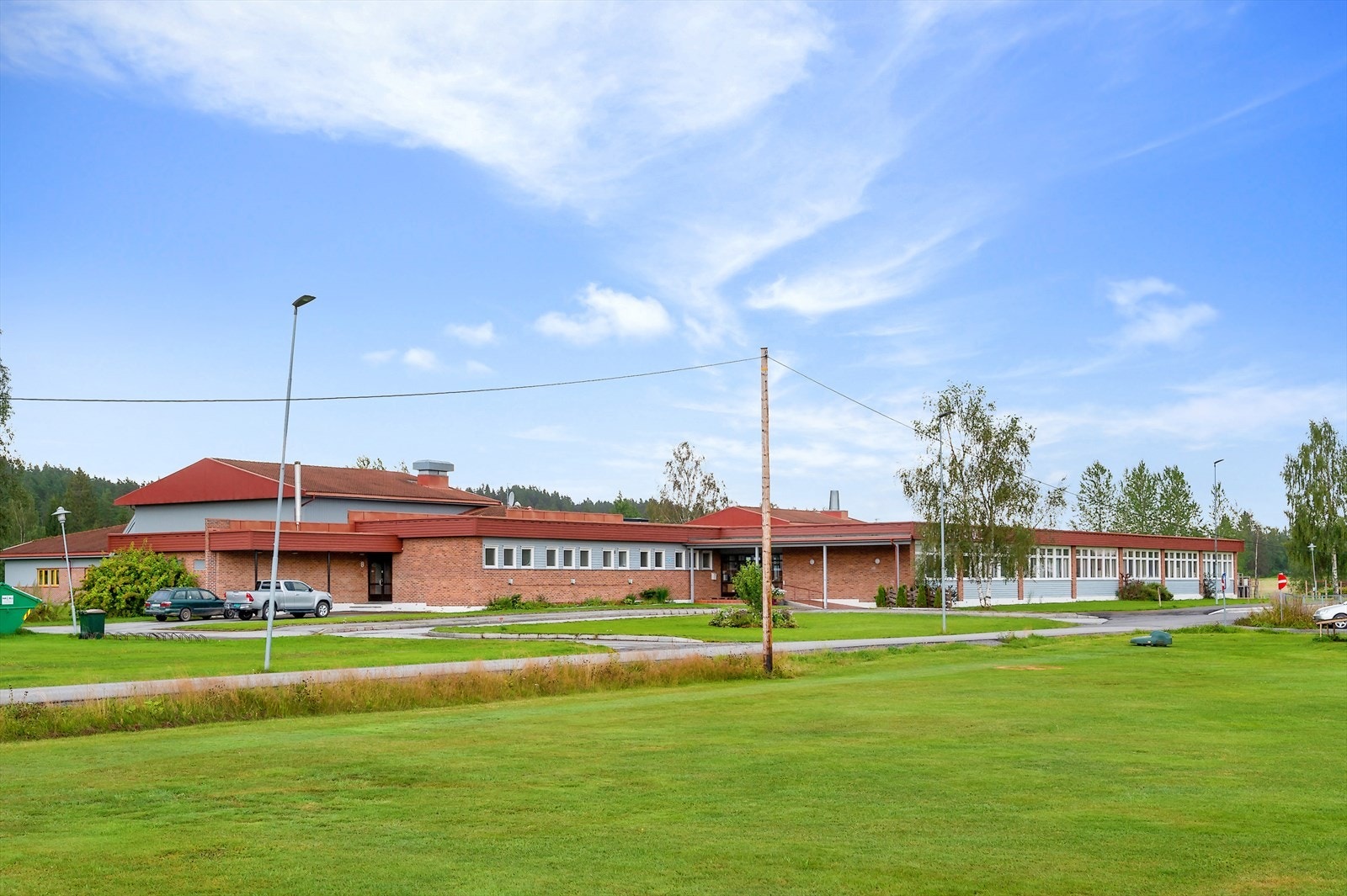 Skogbygda skole ligger landlig til og har klasser i sju trinn. Skolens visjon er RIKT - som står for raus - innsats - kunnskap - trivsel. Galleribilde