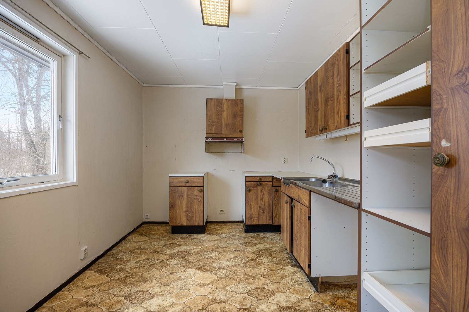 Kjøkkenet ligger i eget rom og har behov for modernisering for å møte dagens standard. Galleribilde