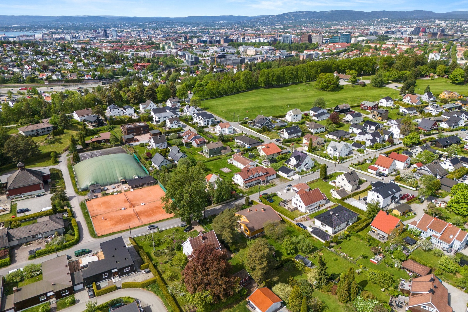 Golia Tennisklubb. Klubben har en sosial profil for ung som for gammel og tilbyr et av byens rimeligste tennismeldemskap Galleribilde