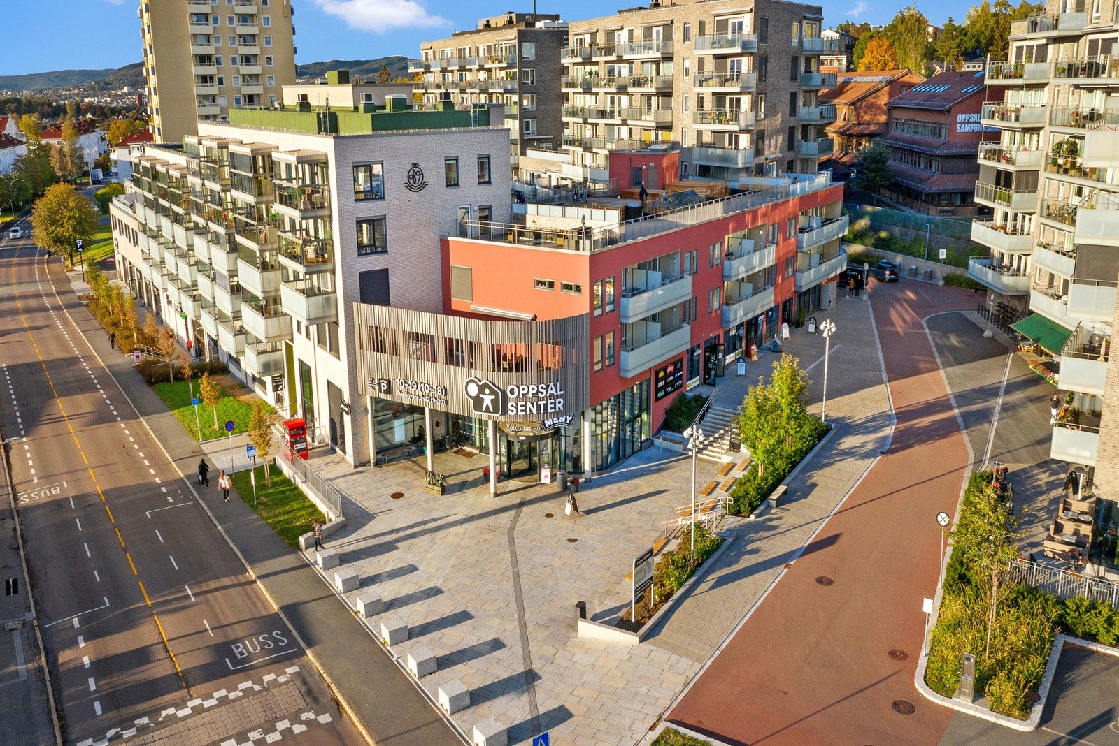 Oppsal senter med ARK, frisør, Pers sport, apotek, dyrebutikk. rens Meny og spisesteder. Galleribilde
