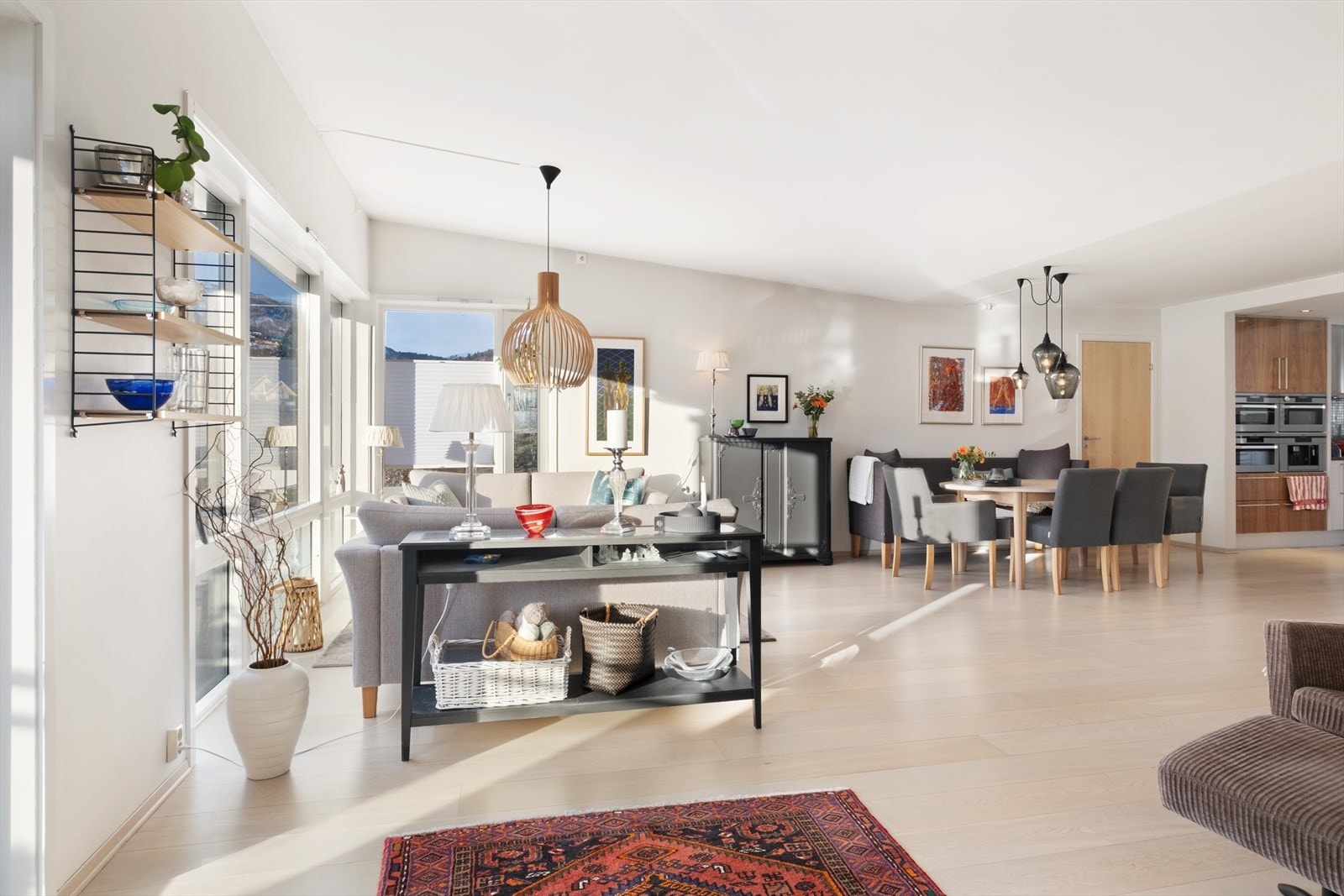 Her er det god plass til både sofagruppe og romsleg spisebord - perfekt for både kvardagsliv og sosiale samankomstar. Galleribilde