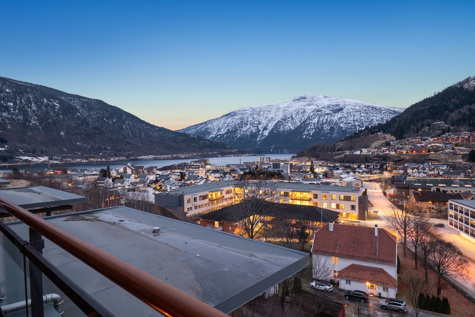 Sjekk utsikta! Kveldsstemning med utsikt mot Storehogen i bakgrunnen. Her bur ein svært sentralt, men likevel skjerma med lite innsyn. Galleribilde