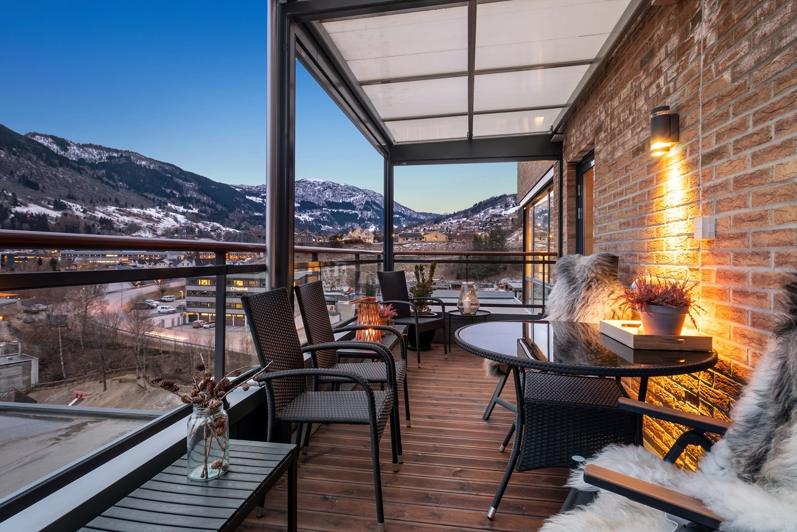 Frå stova er det tilkomst ut til overbygd veranda med fantastisk utsikt og gode solforhald. Elektrisk solskjerming (zip) mot vest og sør. Galleribilde