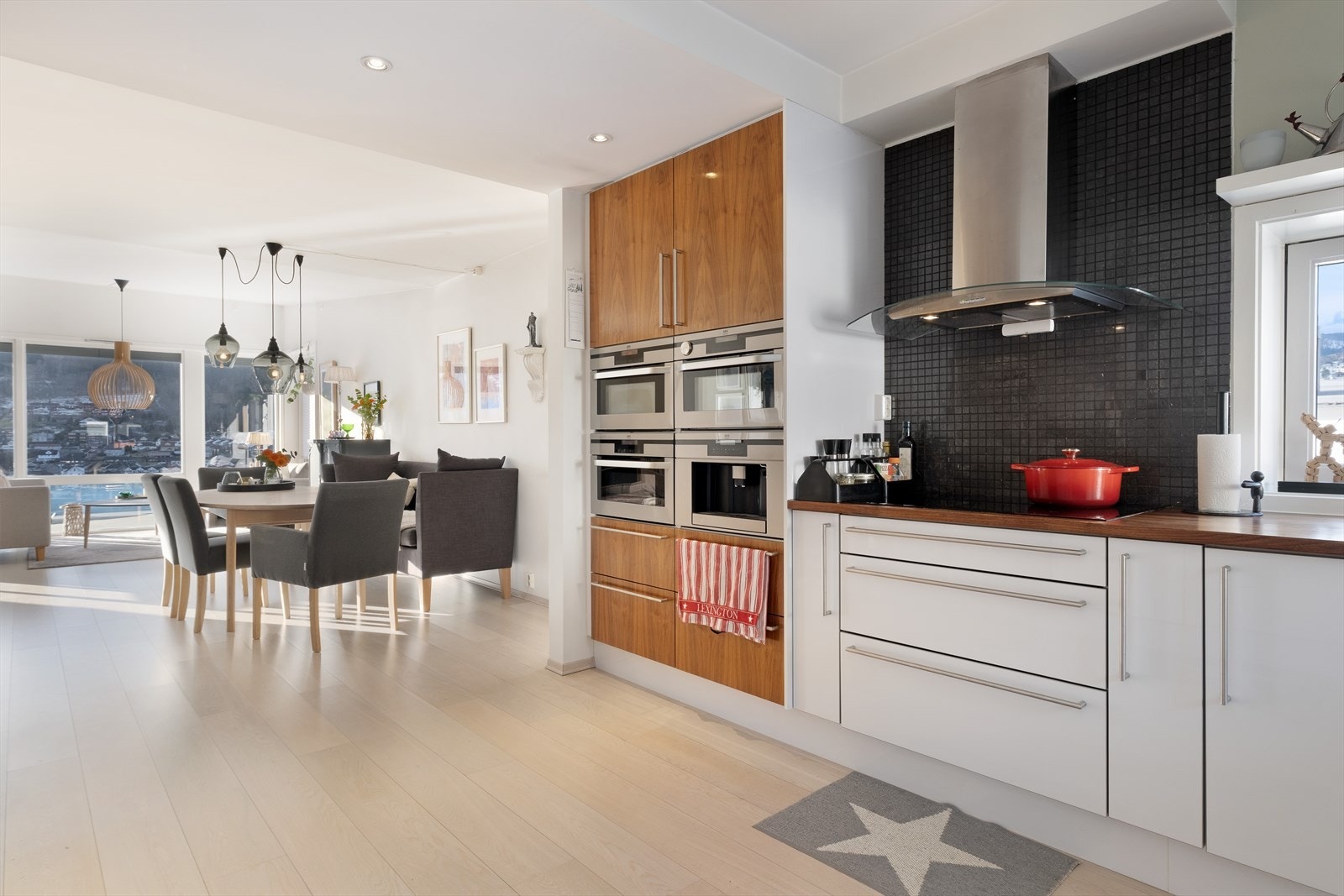 Innreiing består av skåpseksjonar med glatte frontar, måla og finerte. Benkeflate er av limtre. Galleribilde