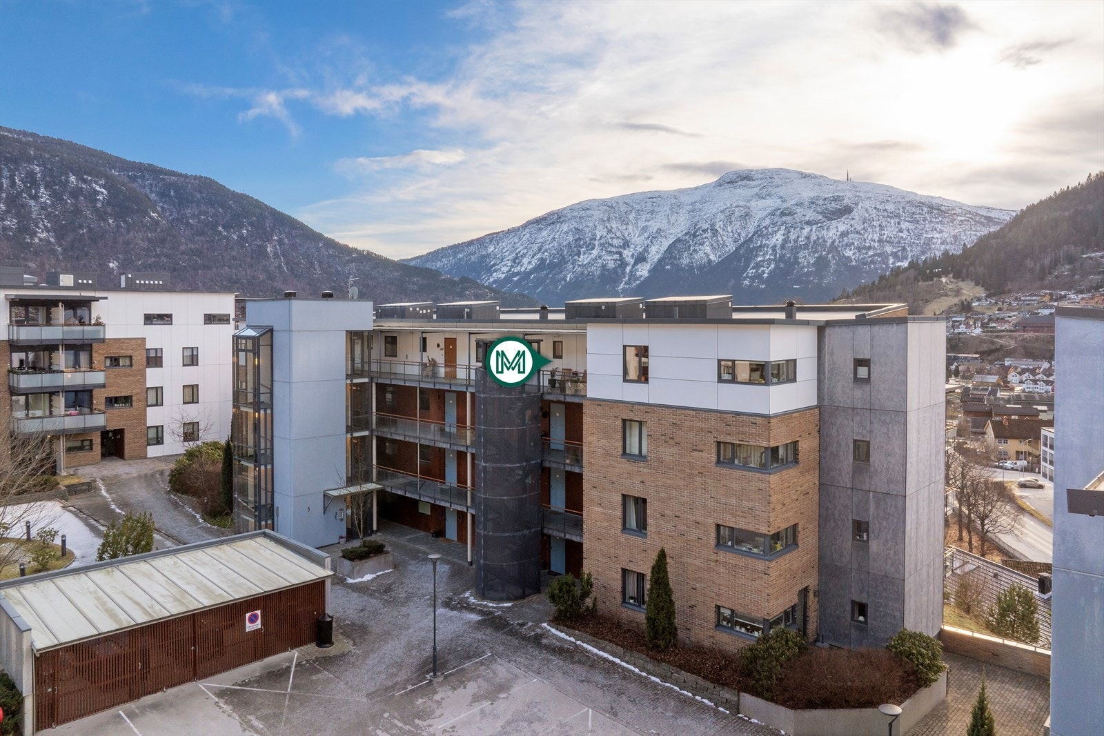 Uteområdet er fint opparbeida med eit grøntareal med leikeapparat, sittebenkar, sykkel og gjesteparkering. Galleribilde