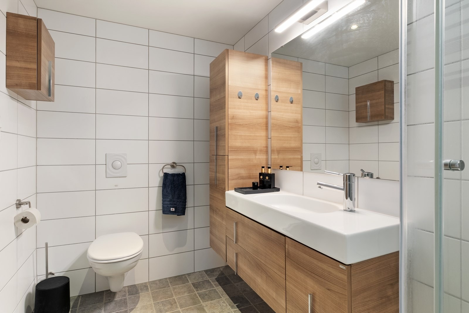 Her er det også nytta flis på golv og veggar. Galleribilde