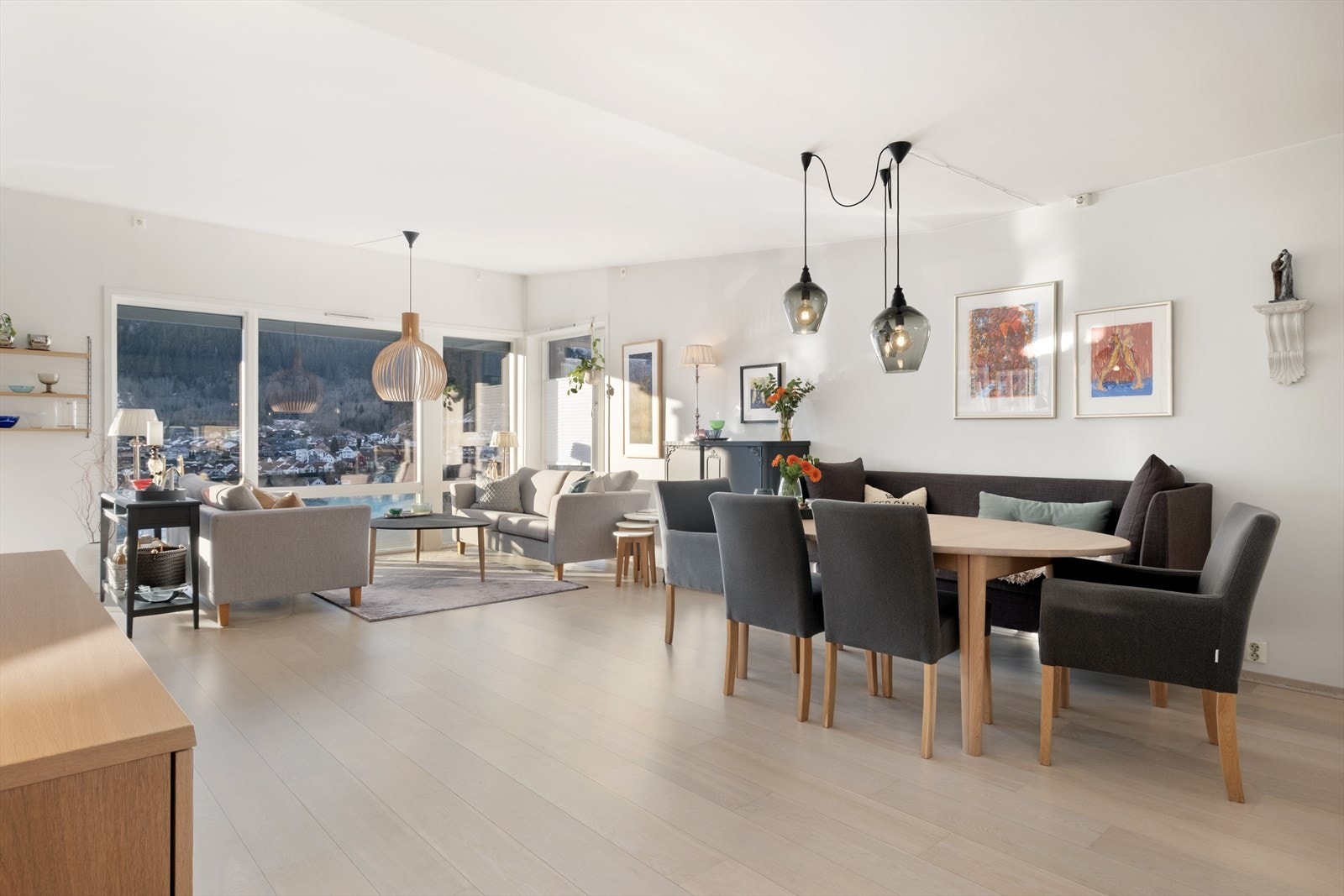 Ei unik mulegheit i Sogndal. Lekker 5-roms leilegheit i toppetasjen i Ulvahaugen Terrasse. Galleribilde