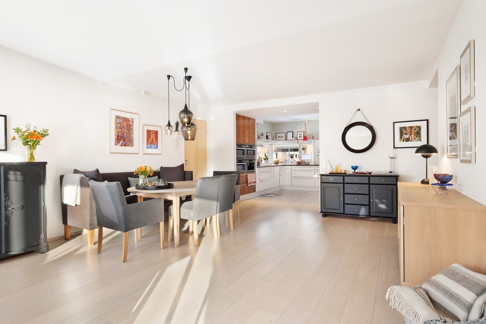 Her kan du samle familie og vener rundt eit romsleg spisebord, i open og sosial løysing mot kjøkkenet. Leilegheita har innlagt fiber som inngår i felleskostnadane. Galleribilde