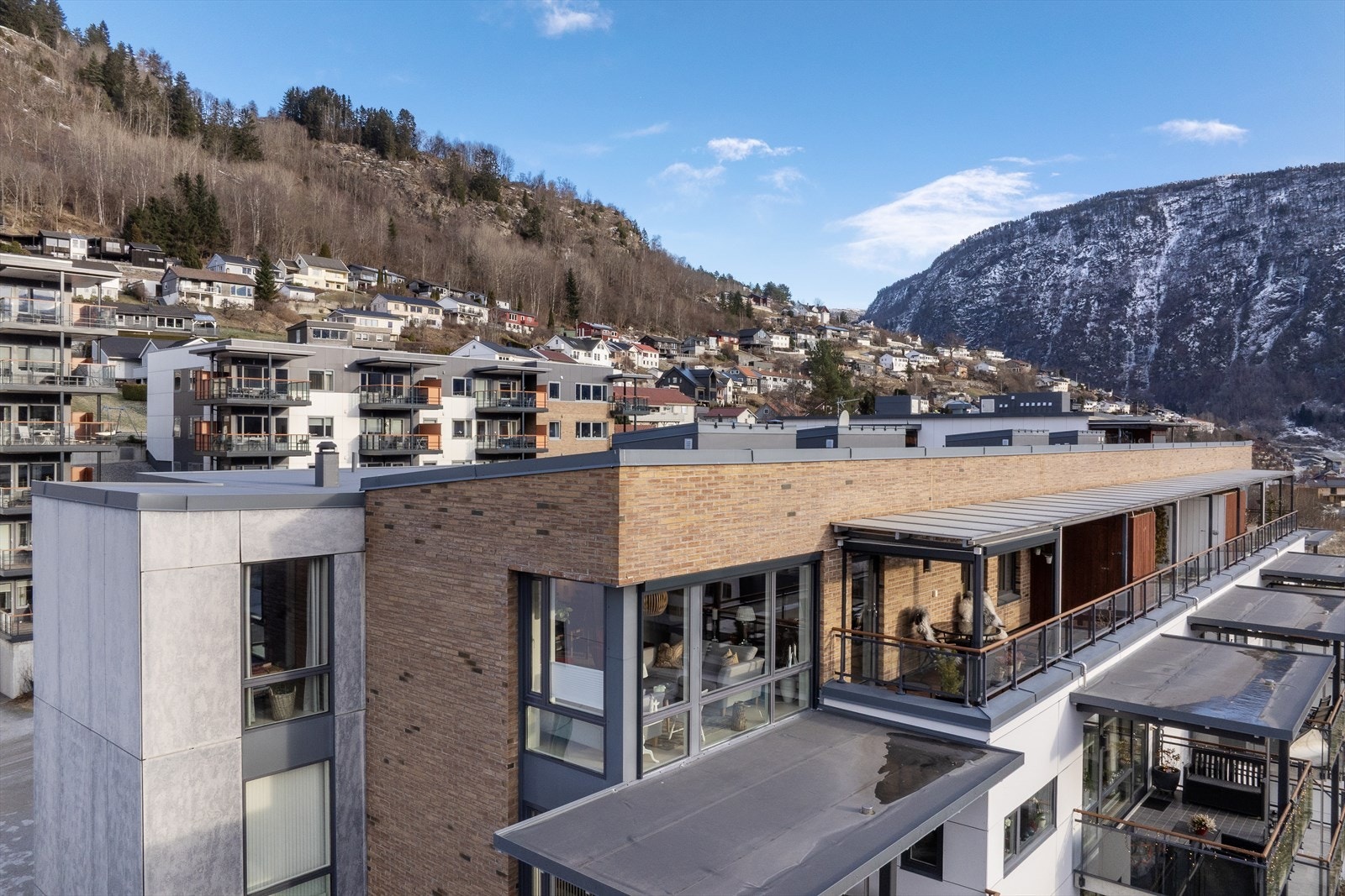 Plassert øverst på enden av bygget får leilegheita fantastisk utsyn i alle retningar, over bygda, mot fjorden og Campus. Galleribilde