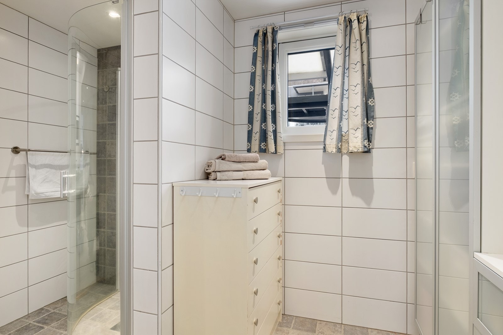 Kombinert bad- og vaskerom med stor blass til oppbevaring Galleribilde