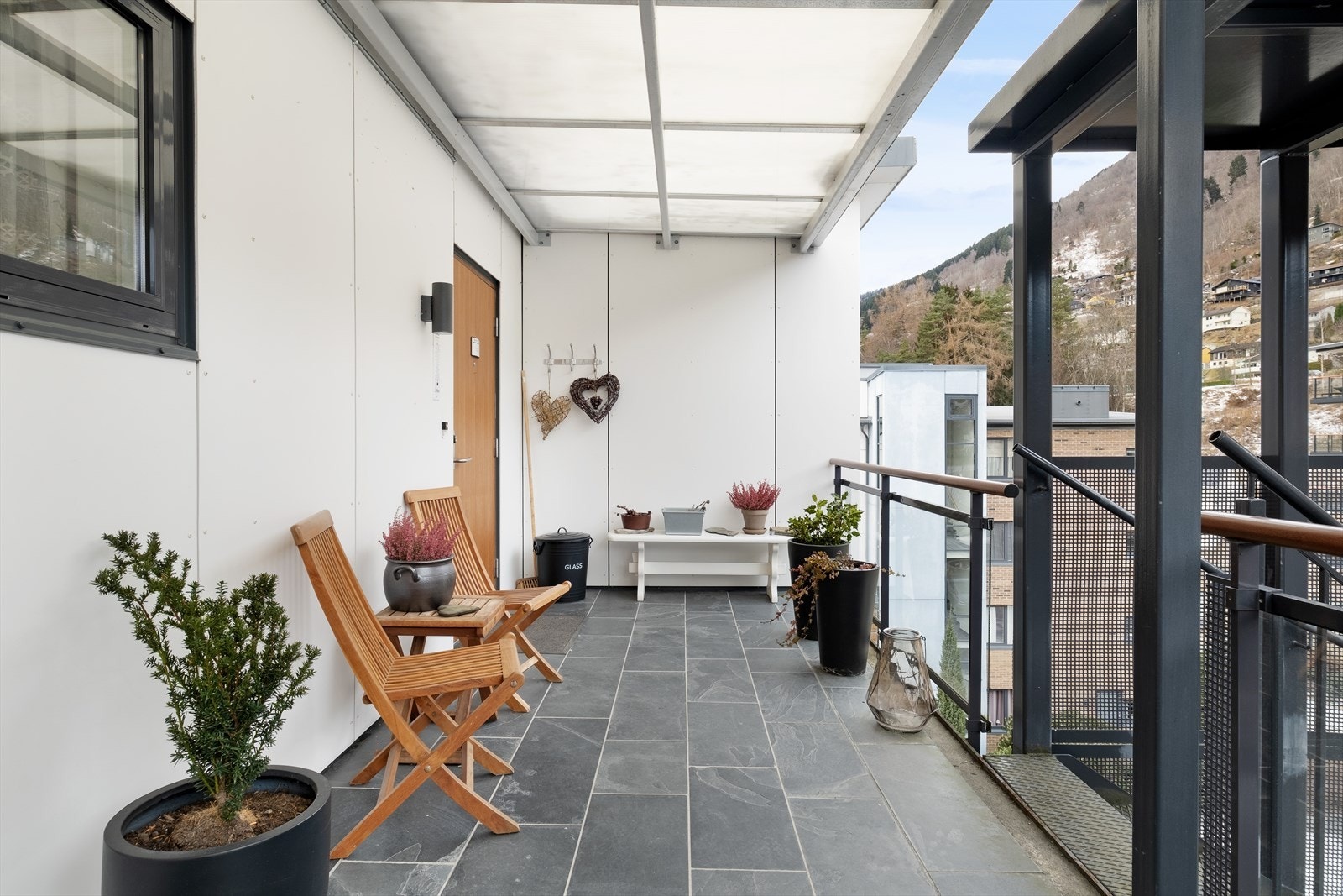 Velkommen inn via overbygd svalgang med rom for både ei lita sitjegruppe, plantar og enkel oppbevaring. Galleribilde