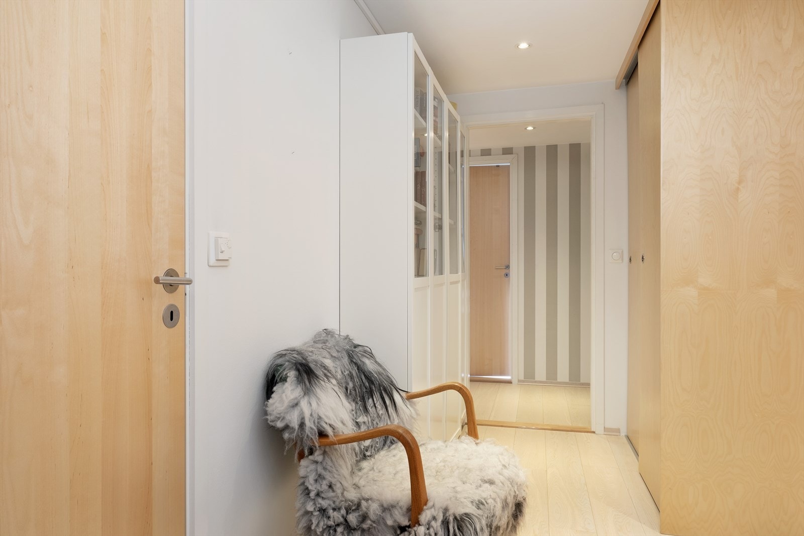 Frå gangen møter du ein praktisk skyvedørsgarderobe med god oppbevaringsplass. Galleribilde