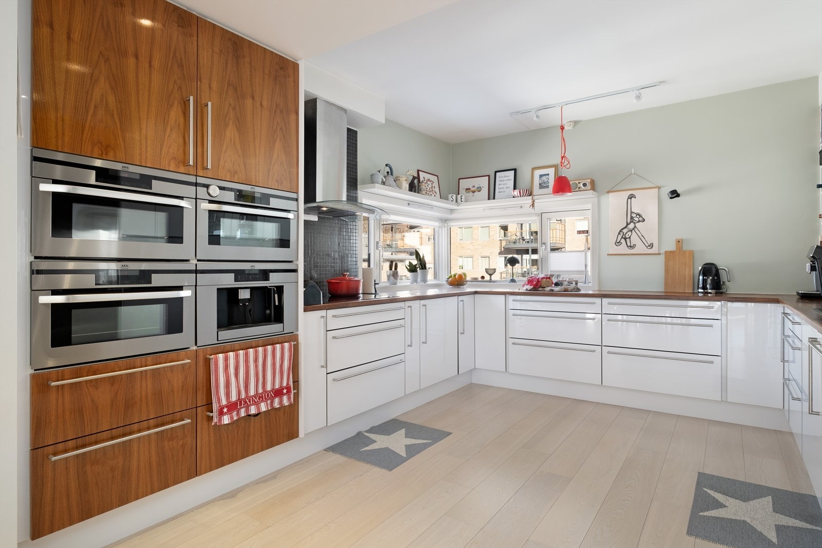 Kvitevarer er integrerte og består av platetopp av induksjon, oppvaskmaskin, kjøleskåp og fryseskåp, steikeovn (varmluft), kombinert mikrobølgeovn og steikeovn, kombinert dampovn og steikeovn. Galleribilde