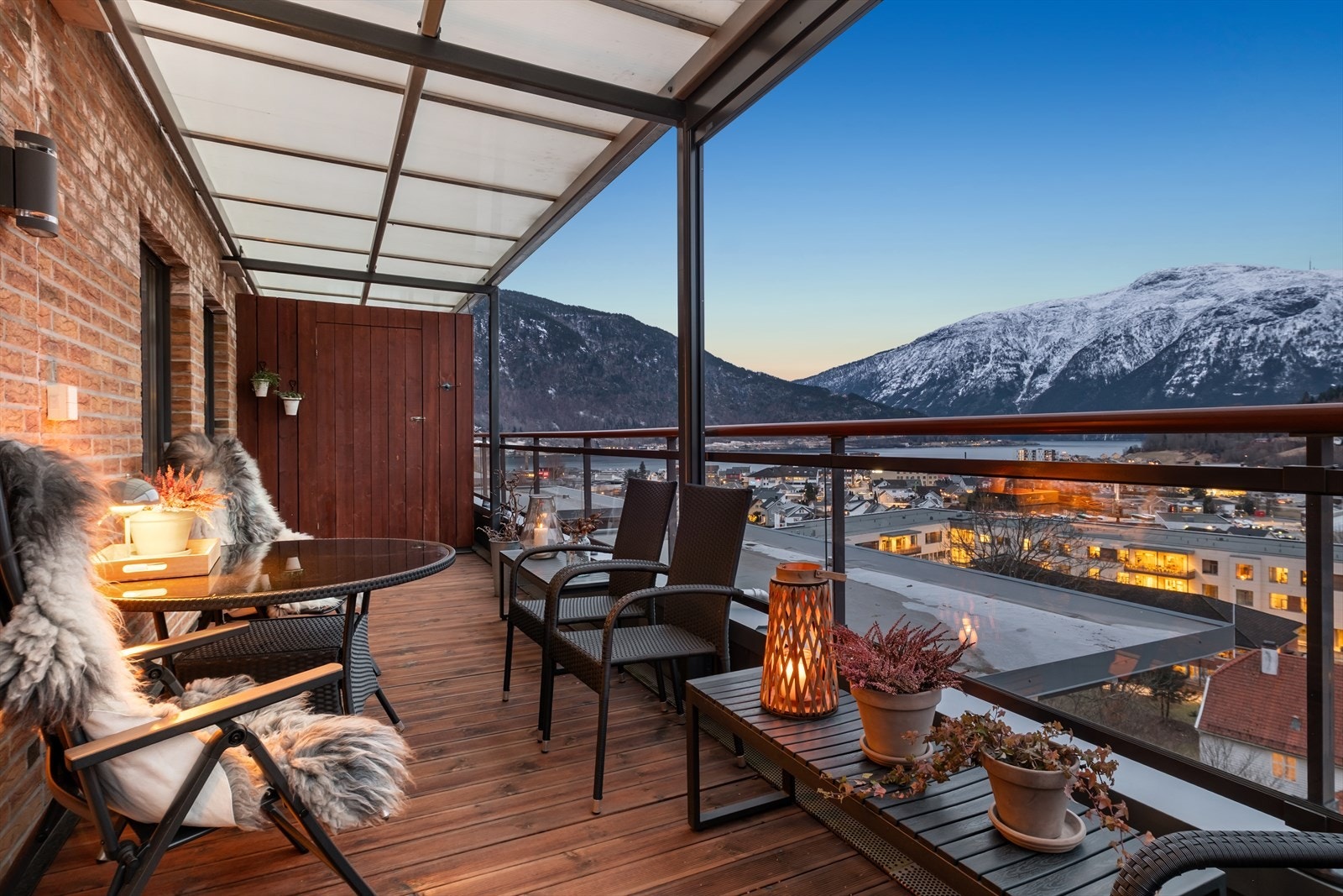 I enden av verandaen er det ei praktisk utebod med plass til lagring av f.eks. hagemøblar. Galleribilde