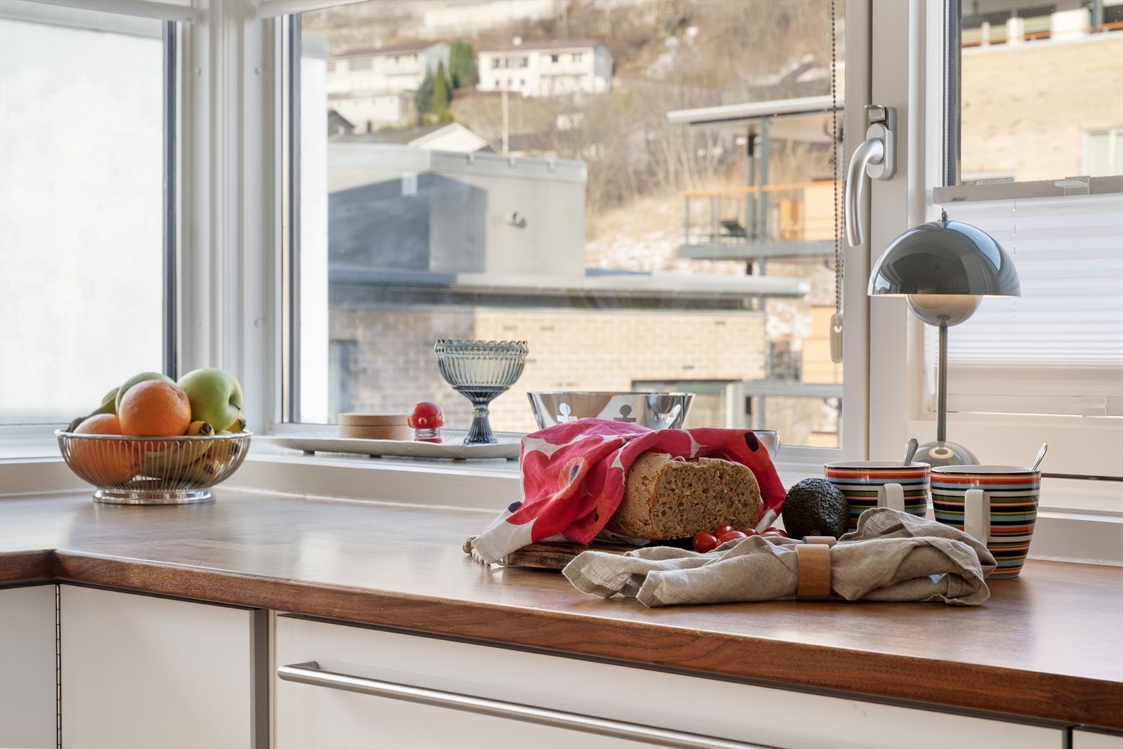 Kjøkkenvindauget slepper inn godt med naturleg lys. Galleribilde