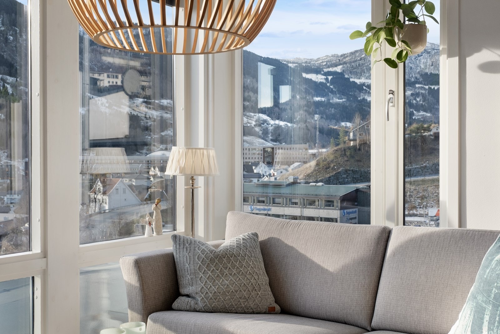 Store vindaugsflater slepper inn rikeleg med lys og byr på flott utsyn mot nærområdet og naturen rundt. Galleribilde