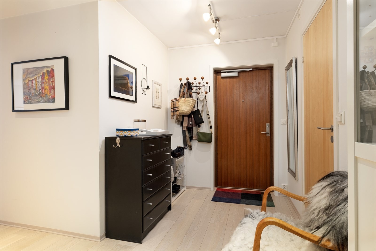 Leilegheita ønskjer velkommen med ein lys og triveleg gang med god plass til ytterklede og sko. Galleribilde