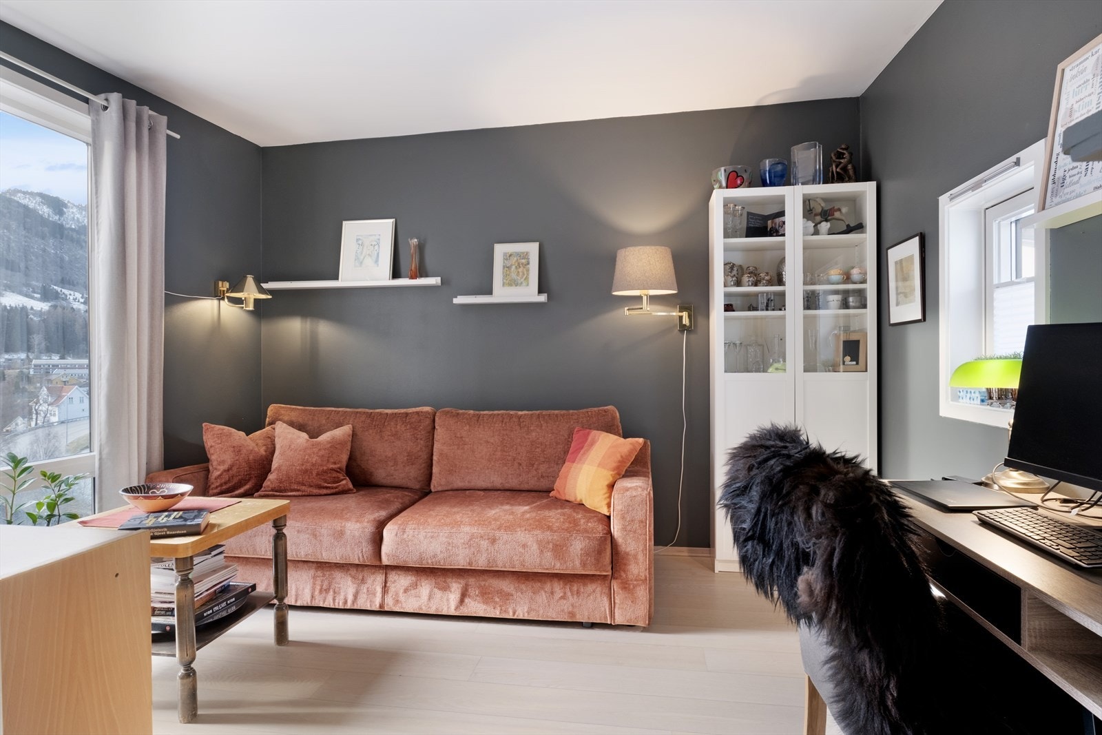 Eit av soveromma vert nytta som kontor i dag. Galleribilde