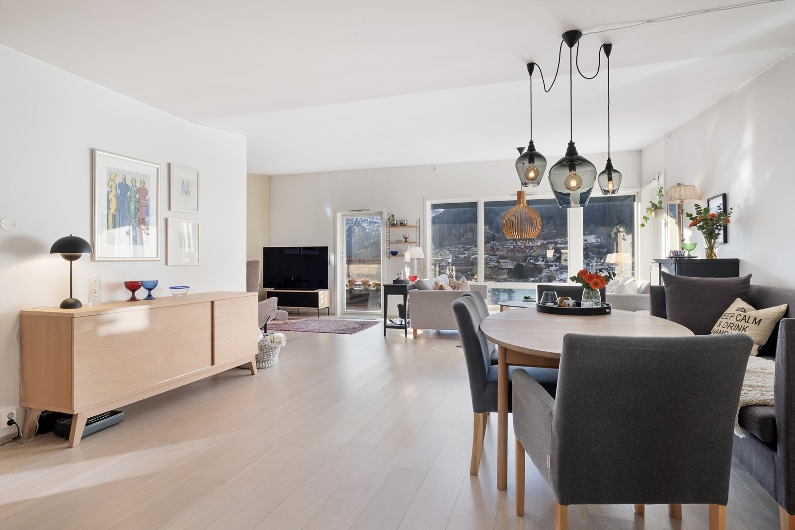 Stova og kjøkkenet går i eitt og dannar ei sosial og opa sone med store vindaugsflater som slepp inn rikeleg med dagslys. Galleribilde