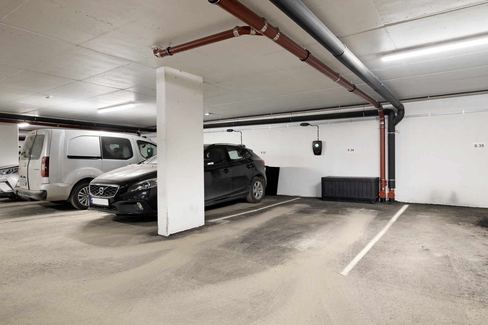Kanskje Sogndals beste parkeringskjellar? Seksjonen har parkeringsplass med ladeboks i felles parkeringskjellar merka med S34. Det er i tillegg sportsbod og gjesteparkering i garasjen. Galleribilde
