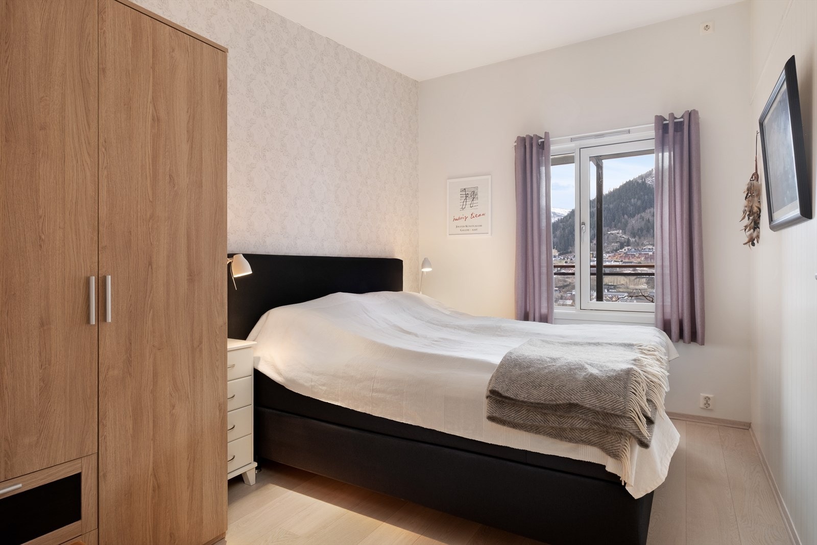 Leilegheita har til saman 4 soverom. Dette rommet har plass til dobbeltseng og garderobeskåp. Galleribilde