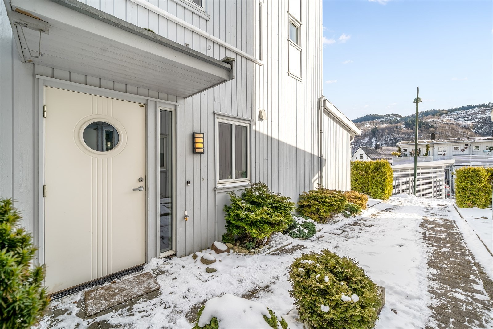 Inngangsparti med skjermet adkomst. Galleribilde