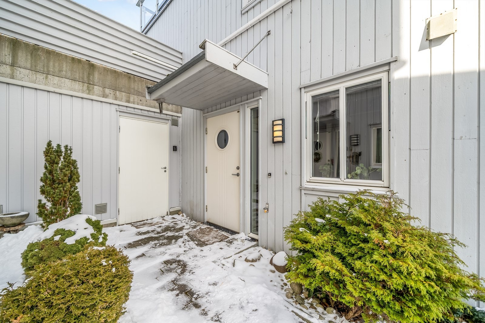 Skjermet inngangsparti med egen sportsbod like ved. Galleribilde