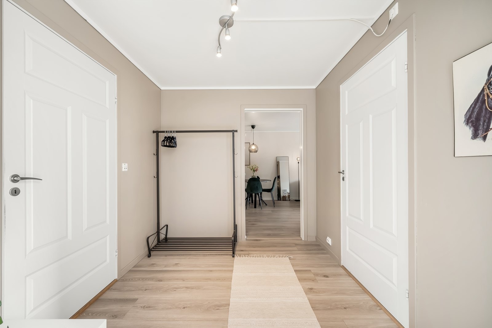 Lys og romslig entré med god plass til oppbevaring. Galleribilde