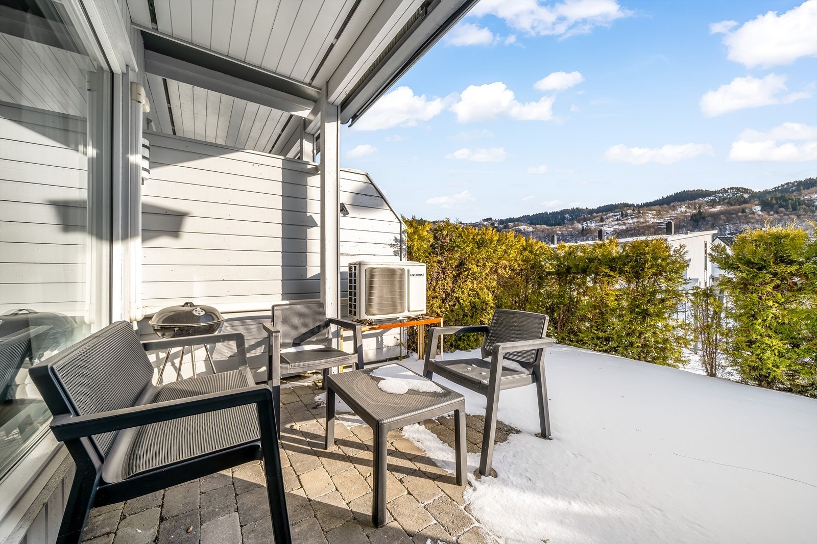 Skjermet uteplass med plass til sittegruppe. Fint for rolige morgener og ettermiddagskaffe. Galleribilde