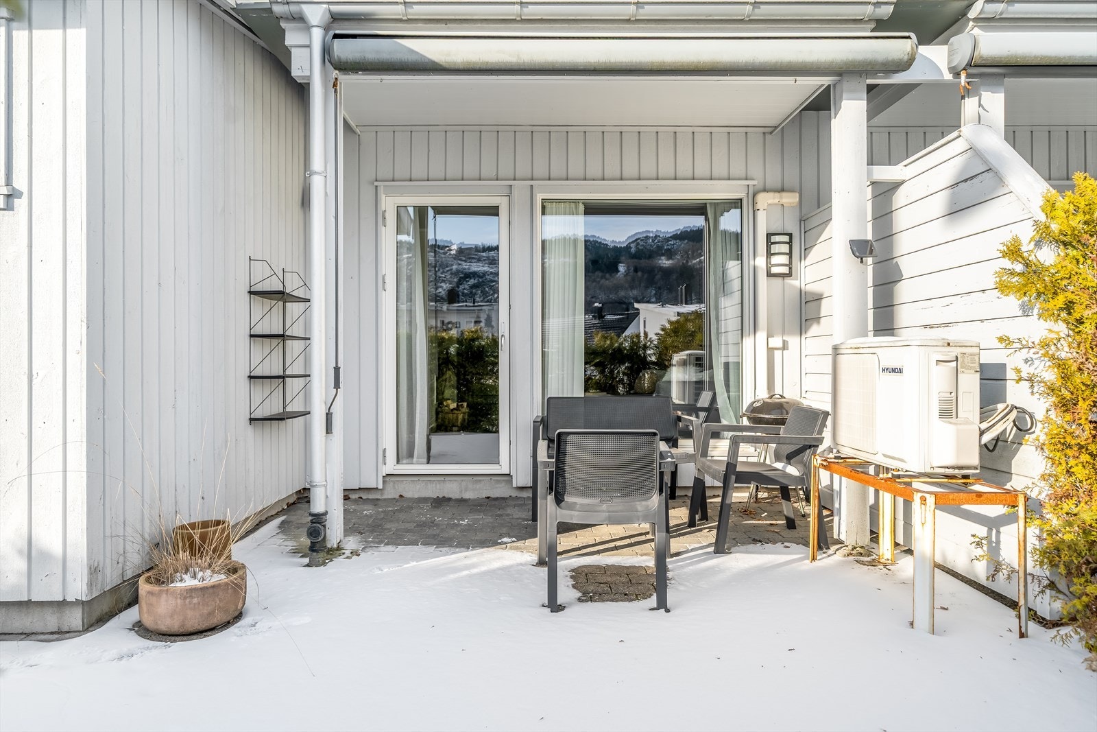 Direkte utgang fra stuen til uteplassen gjør uteområdet lett tilgjengelig i hverdagen. Galleribilde