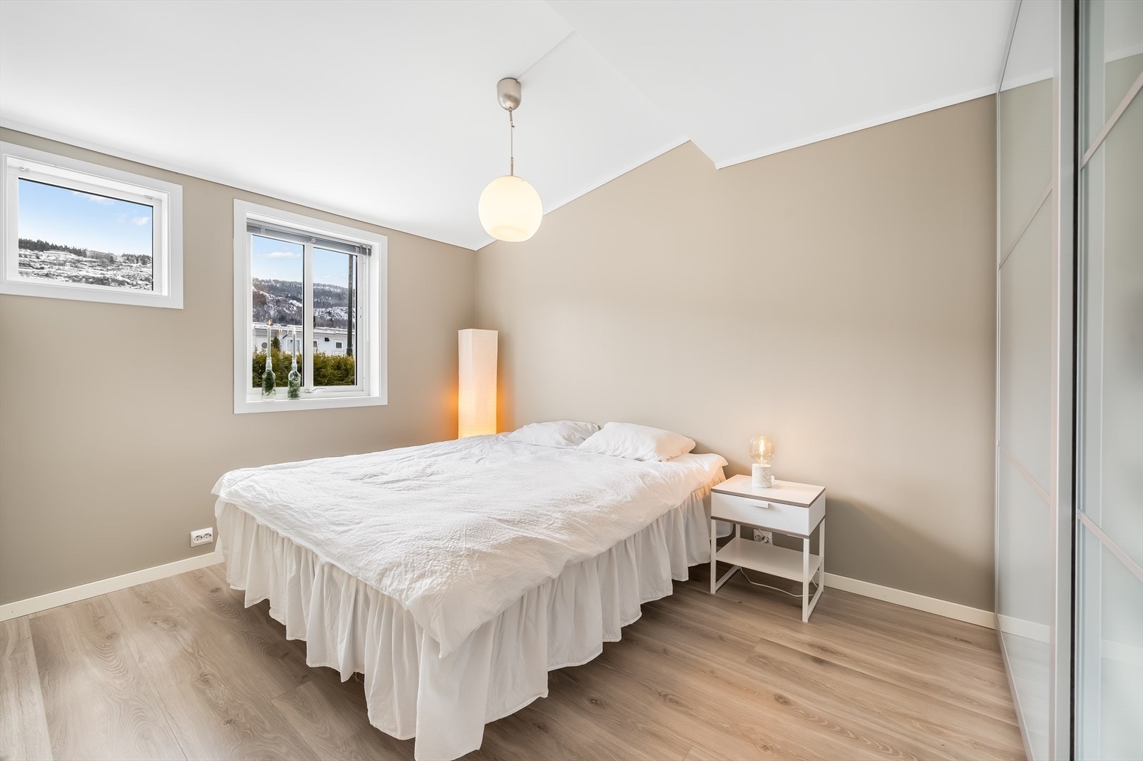 Stort hovedsoverom med gode lysforhold og plass til garderobeløsning. Galleribilde