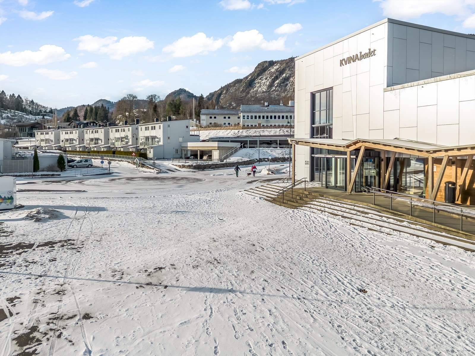 Moderne idretts- og aktivitetsbygg like ved. Galleribilde