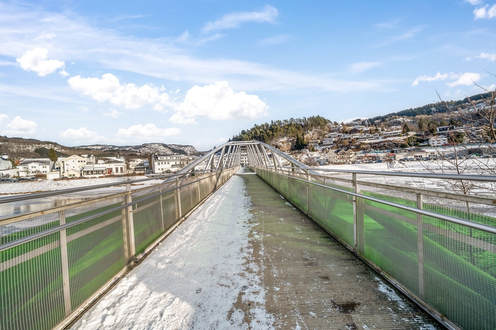 Kort avstand til gangbroen som leder direkte til sentrum over Kvina-elven. Galleribilde