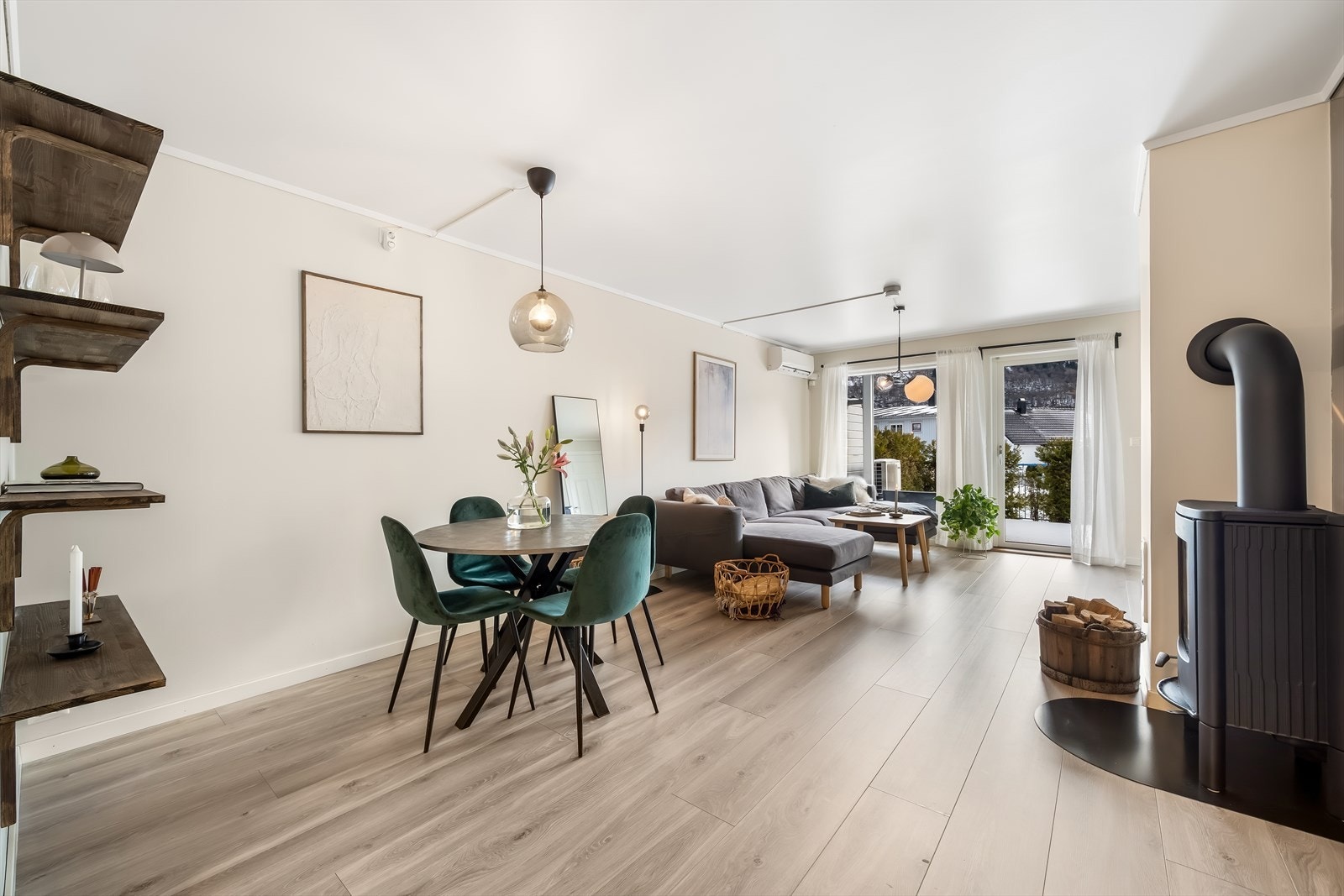 Åpen og sosial sone med plass til spisebord, naturlig overgang mot stuen. Galleribilde