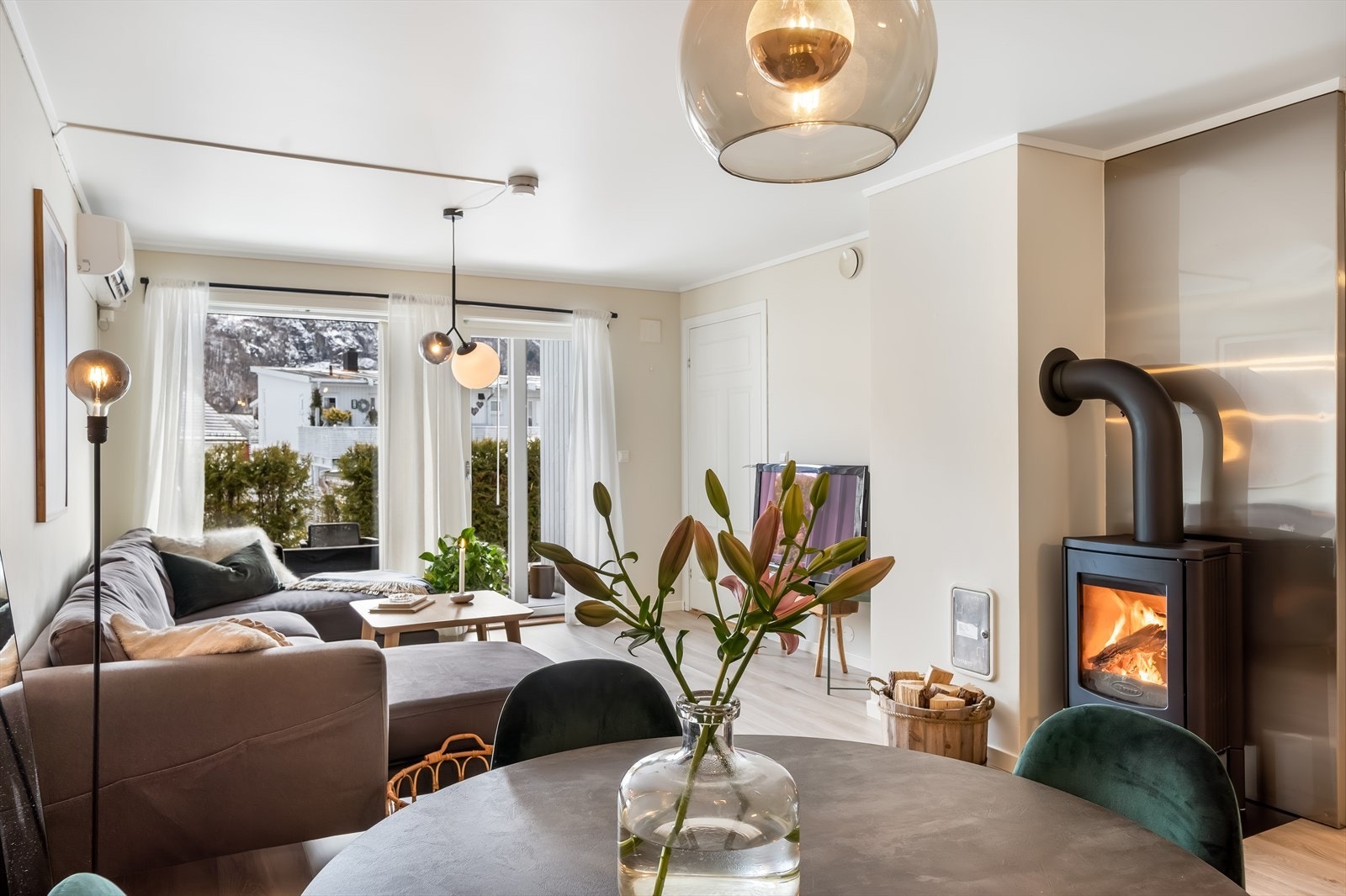 Lun atmosfære med store vindusflater og vedovn som gir både varme og et fint samlingspunkt. Galleribilde