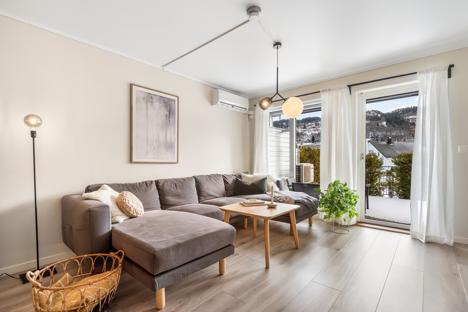 Lys og gjennomgående moderne stue med utgang til egen uteplass og skjermet uteområde. Galleribilde