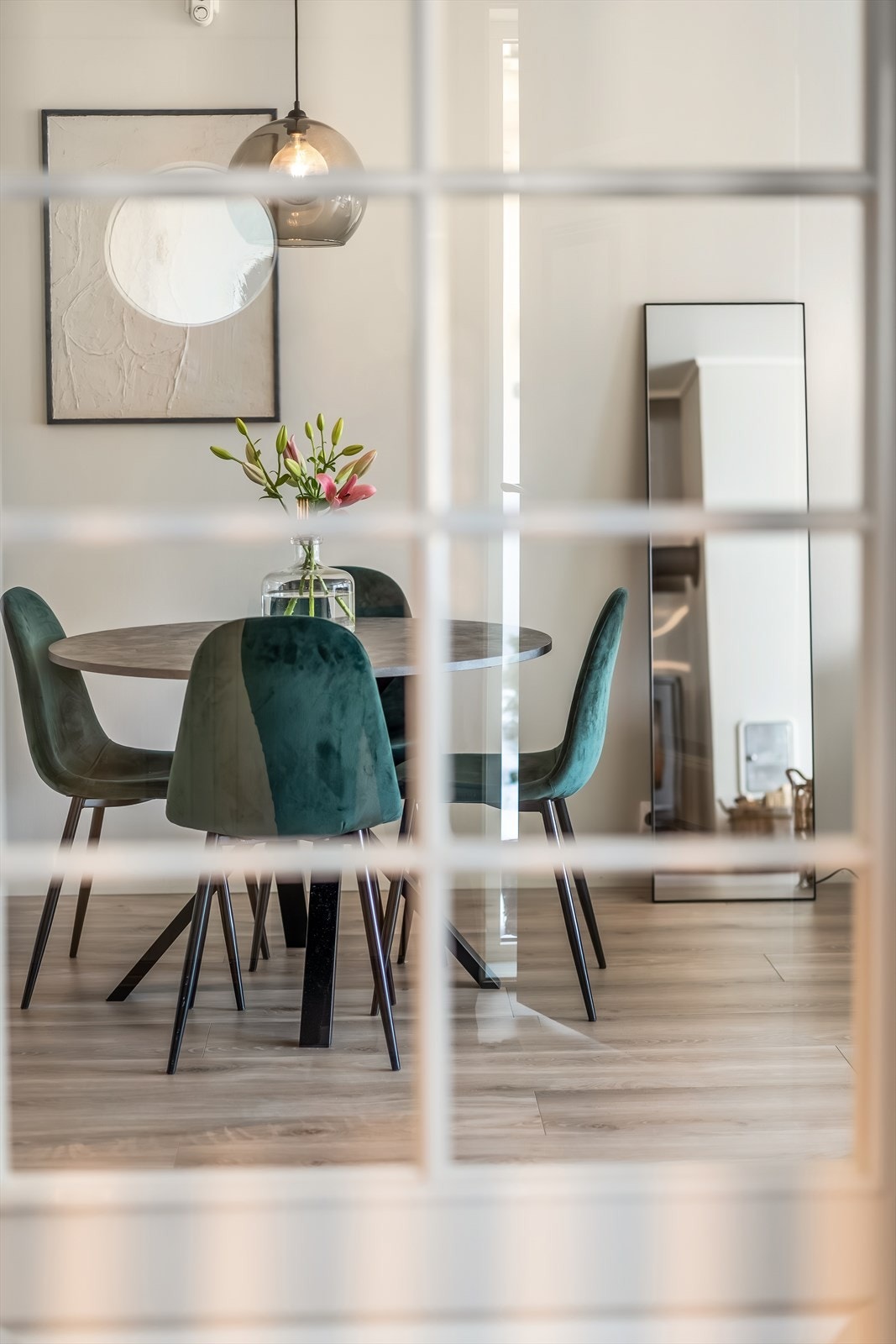 Stilrent uttrykk i spisestuen med moderne detaljer og behagelige farger. Galleribilde