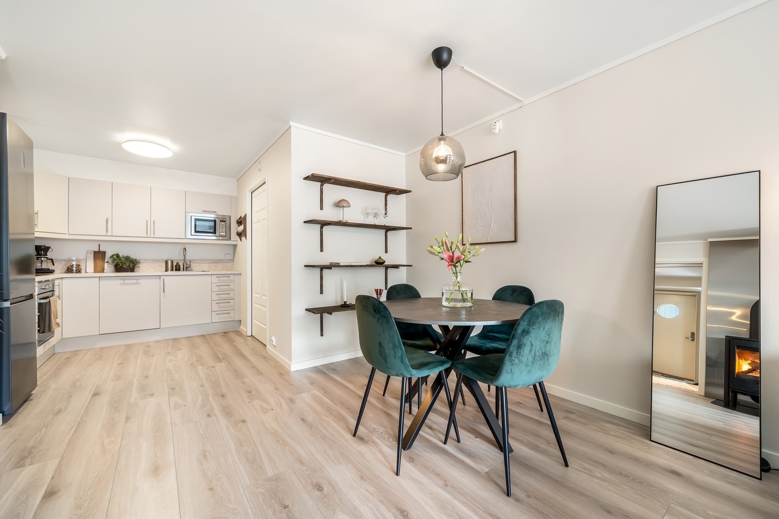 Spiseplassen mellom stue og kjøkken. Galleribilde